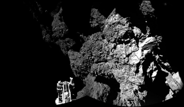 Сондата "Philae" прати първа панорамна снимка от кометата