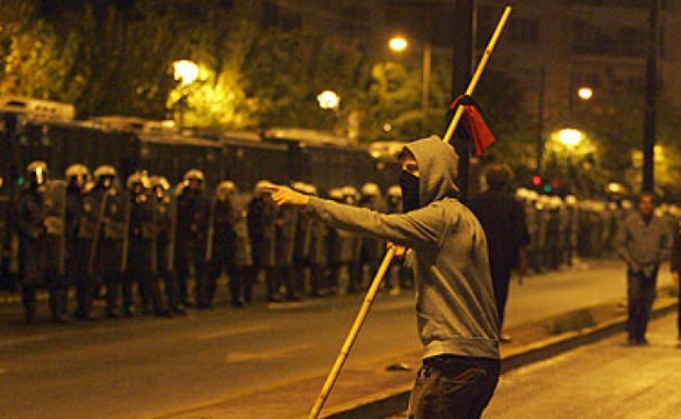 Сълзотворен газ срещу студентски бунт в Гърция