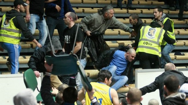 12 задържани след боя на мача между "Левски" и "Партизан"