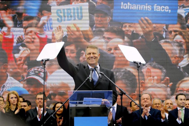 Изненадваща победа за Йоханис на президентския балотаж в Румъния
