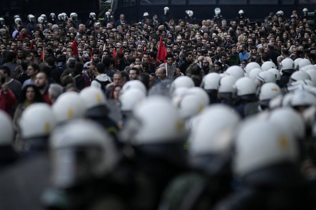 7000 полицаи пазят 10 000 протестиращи в Атина