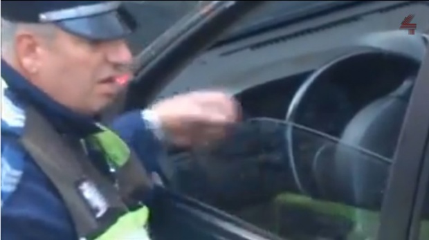 Видео как полицай прибира рушвет взриви Facebook