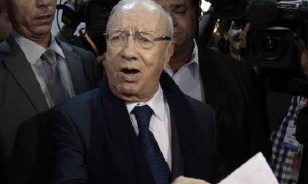 87-годишният Беджи Каид Есебси води преди балотажа за президент в Тунис