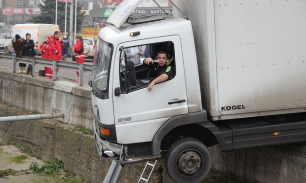 Шофьор вися половин час над река Поройна в кабината