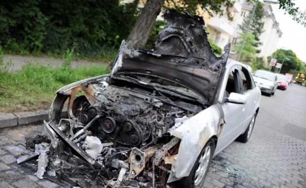 Горяща кола едва не уби трима в Пловдив