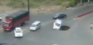 Китай: дупка в пътя глътна автомобил, шофьорът се спаси на косъм