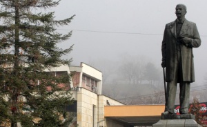 Продават паметника на Вазов заради дългове на община Сопот?