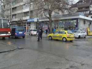 18-годишна с фрактура, блъсната от автомобил