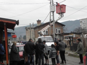 ЧЕЗ и жандармерия срещу крадци на ток в ромската махала на Дупница (снимки)