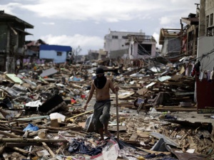 Три жертви, сред тях дете, и милион евакуирани от тайфун във Филипините