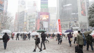 Дебел сняг блокира около двеста души в Япония