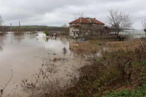 Валежите спират, но Южна България бедства
