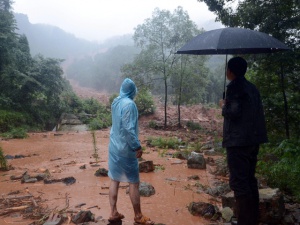 12 загинаха при свлачище в Индонезия, издирват 100 души