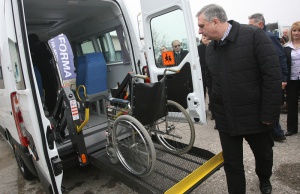 32 общини получават бусове за хора с увреждания