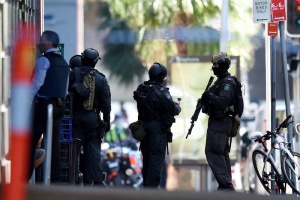 Въоръжен държи между 15 и 20 заложници в Сидни (видео и снимки)