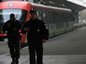Ядосани пътници спряха влака за Перник - не ги побираше