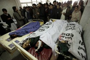 Започнаха погребенията на децата в Пешавар, пакистански талибани поеха отговорност за атентата