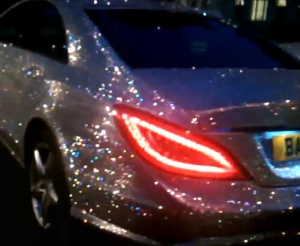 Руска студентка покри мерцедеса си с камъни Сваровски