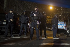 Мъж застреля двама полицаи в Ню Йорк (Снимки)