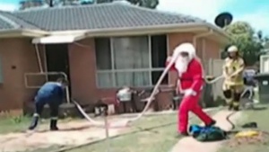 Дядо Коледа спаси мъж от горяща къща (видео)
