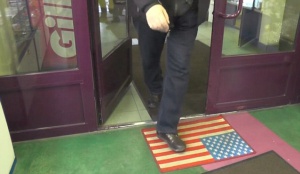 Изтривалка с американското знаме посреща клиентите в московски мол (видео)