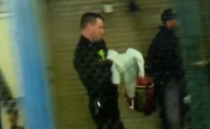 Полицаи израждат бебе в метрото навръх Коледа (видео)