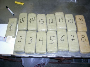 Хероин в кутии от баклава и сладки задържаха митничари