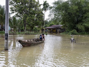 Наводнения прогониха от домовете им 220 хиляди в Малайзия