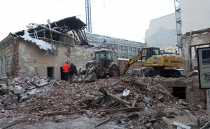 Колона се срути и разруши каса на зала "България"