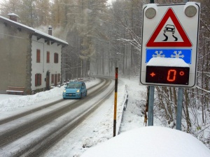 Снежна прегръдка блокира десетки автомобили в Северна България