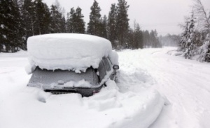 Бедствено положение в Лом, стотици са в коли под снега
