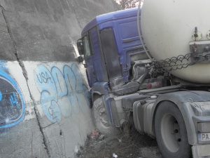 Цистерна с гориво се блъсна в стена край Симитли