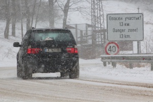Десетки автомобили блокирани от снега на пътя Плевен - Ловеч