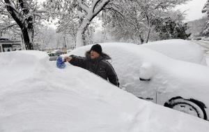 Бедстващи от снега в Македония бяха евакуирани с хеликоптер