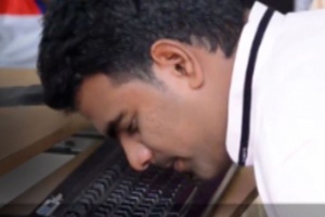 Индиец постави рекорд за писане на компютър с нос (видео)