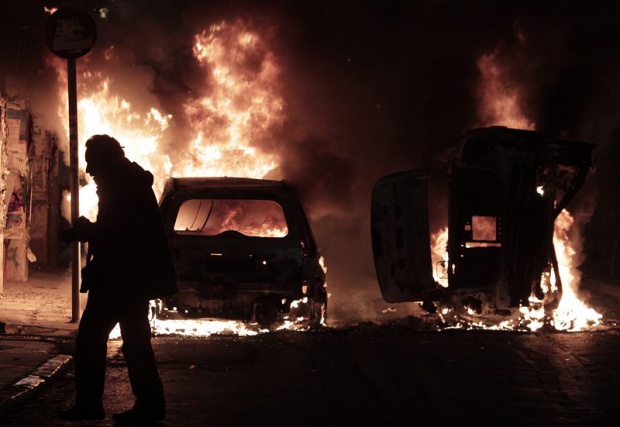 Сълзотворен газ, подпалени коли и арести в Гърция