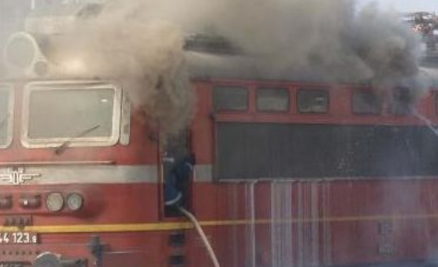 Влакът Кулата-София гори, има пострадали