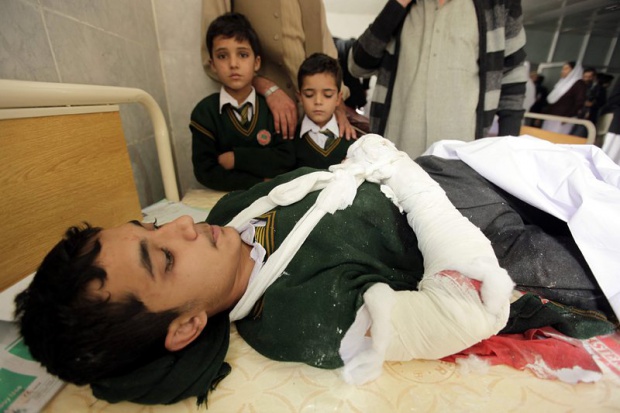 130 жертви, от които над 80 деца, след талибанско нападение в училище (снимки)
