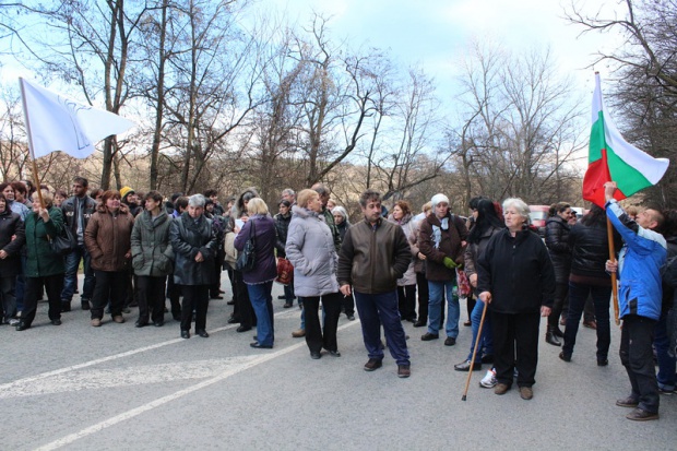 Калоферските шивачки пак на бунт, блокираха пътя София-Бургас