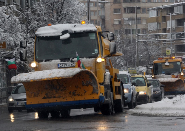 Над 600 снегорини се грижат за почистването на пътищата