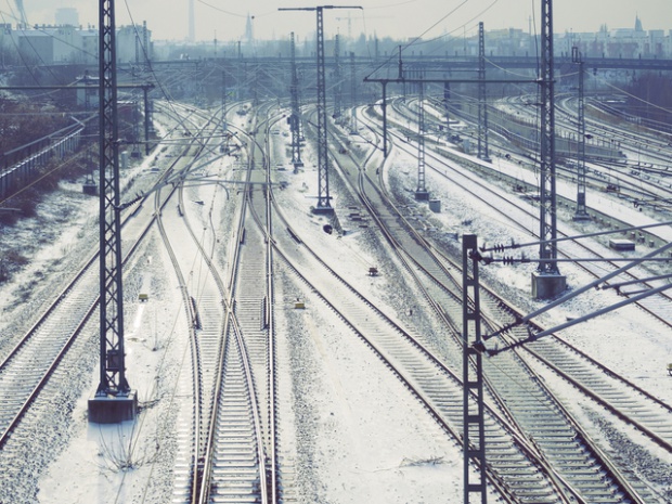 Рекордният студ блокира и влаковете