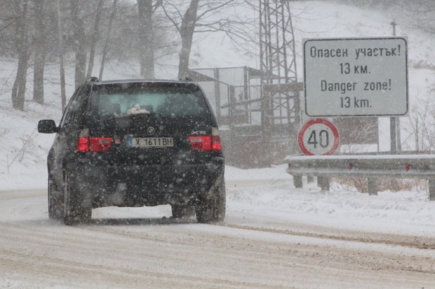 Десетки автомобили блокирани от снега на пътя Плевен - Ловеч