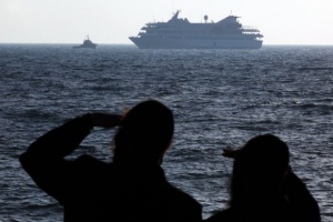 Шестима спасители поеха контрола над кораба с мигранти край Италия