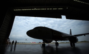 Мощна буря "отвя" самолет в Шотландия, четирима пострадали