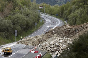 Свлачище затвори пътя Асеновград - Смолян