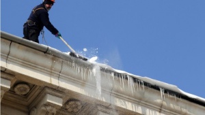 Опасност над главите на софиянци: ледени висулки падат от покривите