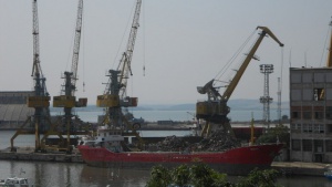 Кораб, натоварен с тръби за "Южен поток", заседна край Бургас