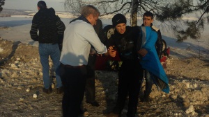 Петър Москов стана герой:  извади момчета от катастрофирала кола (снимки)