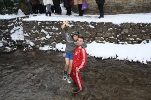 13-годишен извади кръста от река Сивек в Етъра