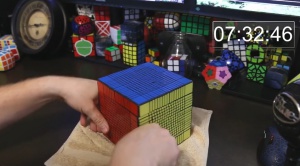 Колко време ще ви отнеме да наредите гигантски куб на Рубик? (видео)